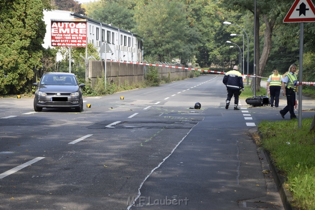 Schwerer Krad PKW Unfall Koeln Muelheim Am Springborn Cottbuserstr P105.JPG - Miklos Laubert